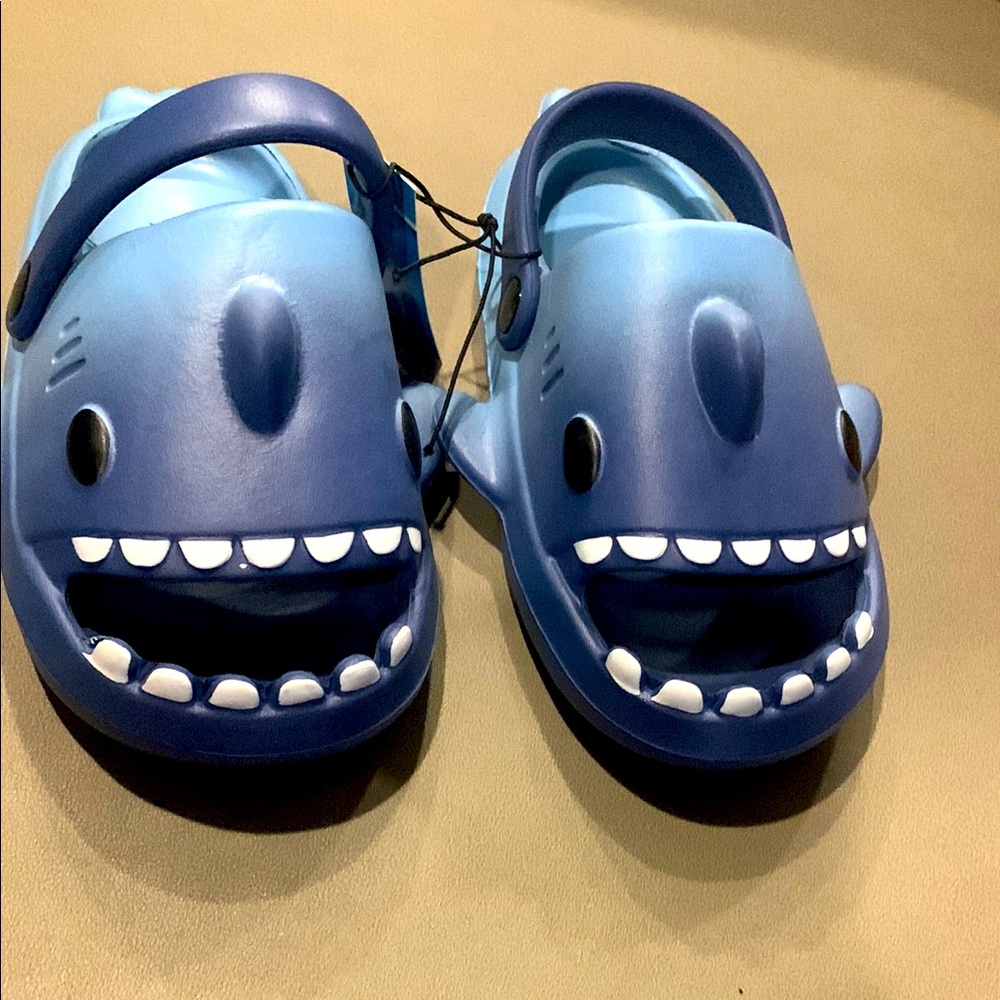 Shark Kids Blue Clogs NEW Size L (9-10) Cute Shark teeth & fins Baby Shark Shark